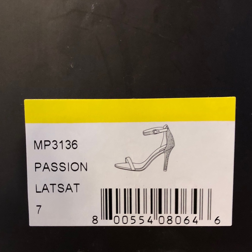 Badgley Mischka Latsat Shoe - Picture 7 of 7